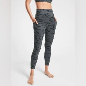 Athleta Salutation Stash Pocket II Animal Print 7/8 Tight Size XXS